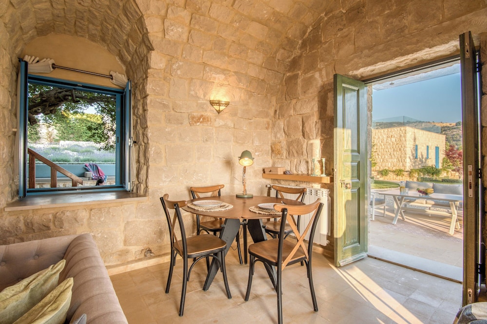 Red Oak House With Garden & Terrace in Assia, Batroun