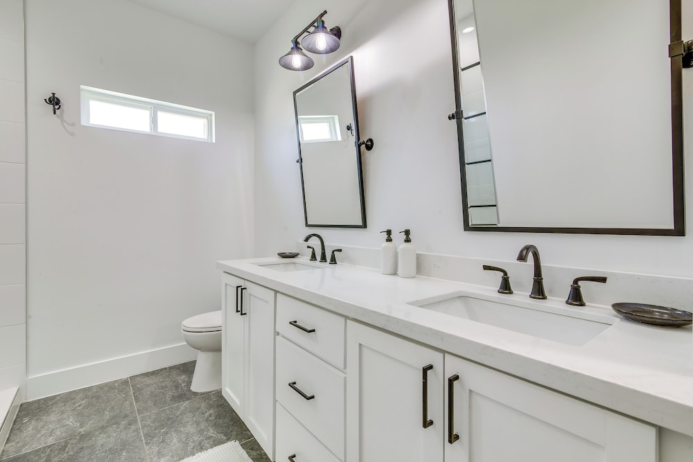 Modern Comfort: Brownsville Home Near Dtwn
