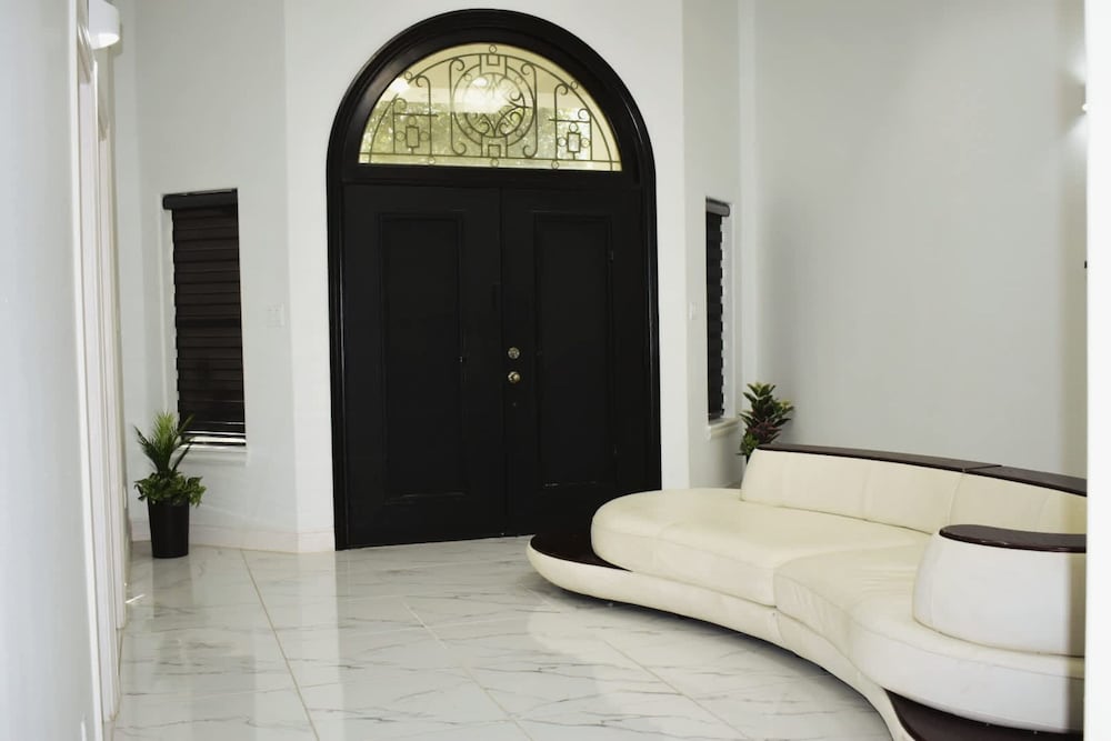 Family Luxury Home With Pool in Mcallen Near by Hospitals and Stores