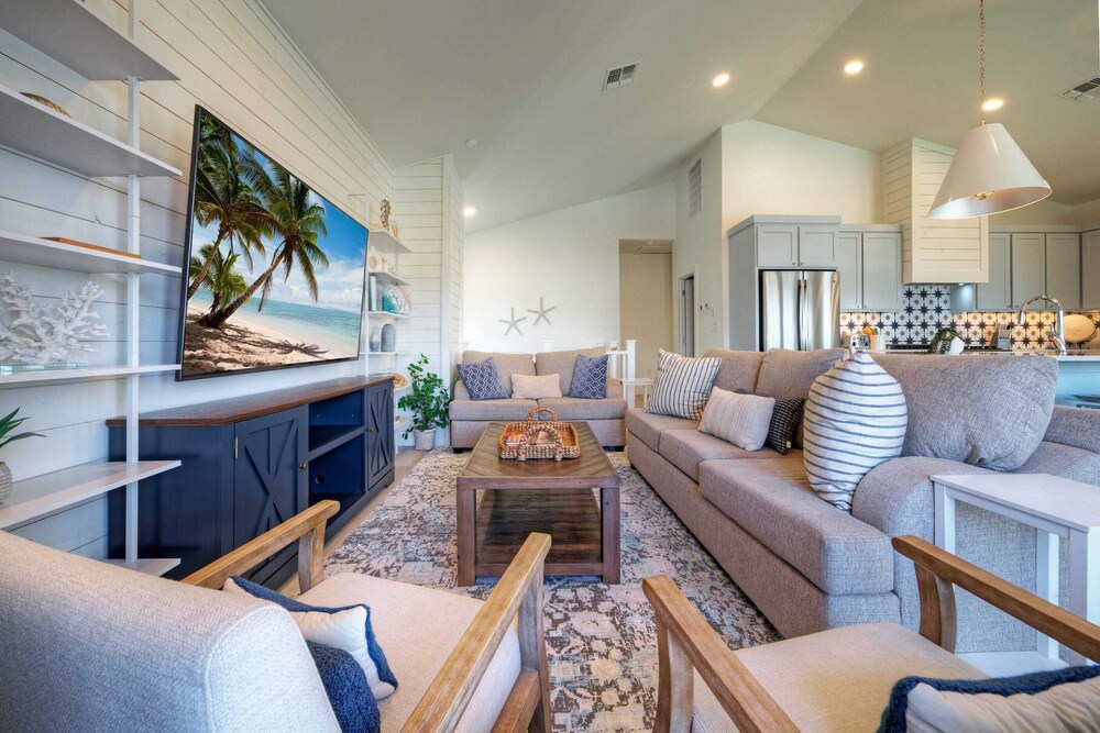 Luxury 4bdr Beach Retreat w/ Private Pool Walk to Dining + Shops Shore Thang
