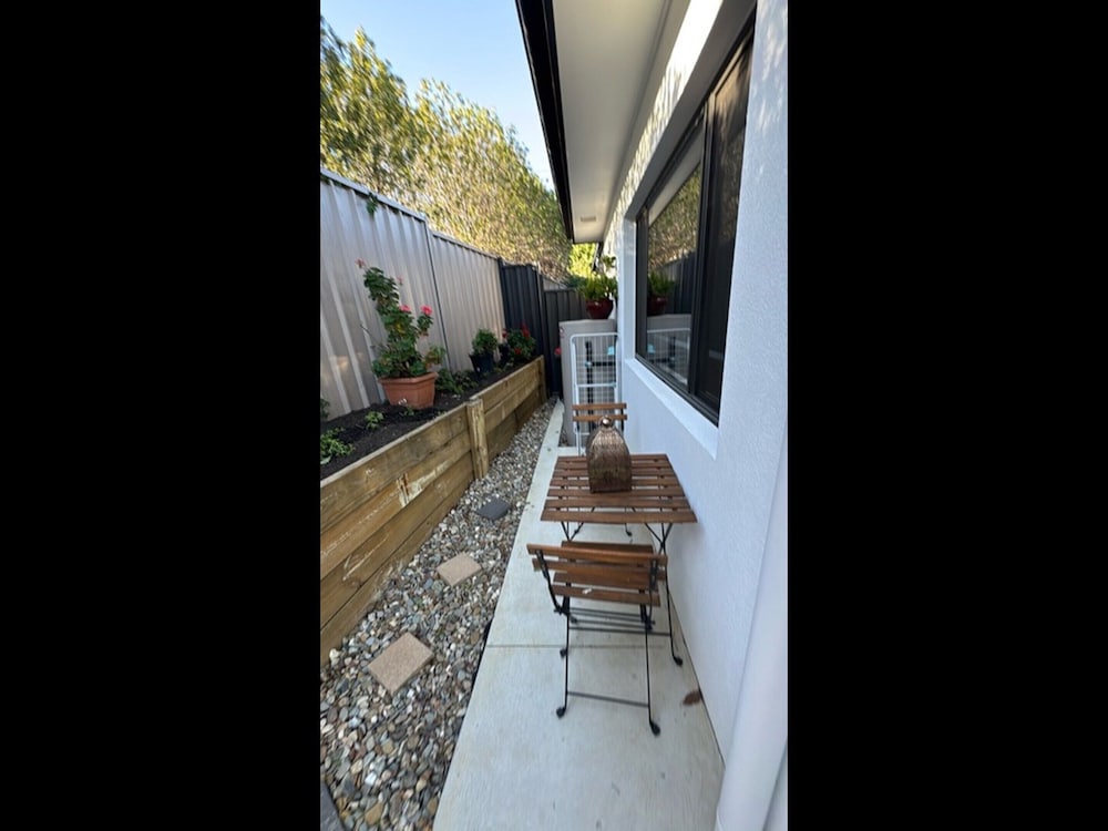 Cosy Kambah 1 Bedroom Near Shops & Parks