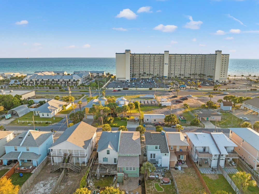 Just Beachy 3BR Dog-friendly Townhouse Near Beaches & Attractions!