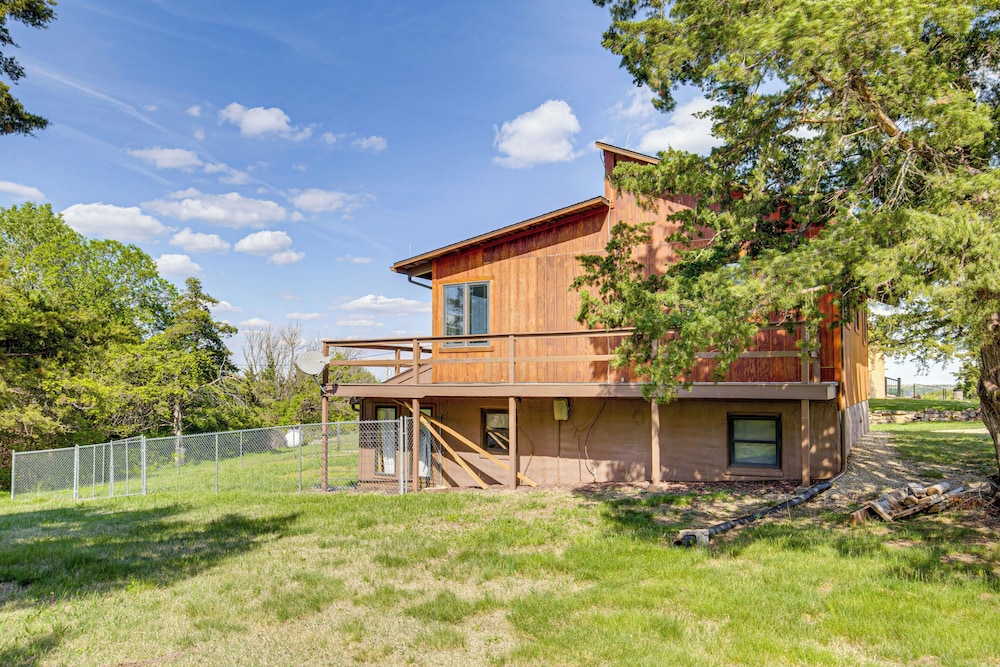< 1 Mi to Tuttle Creek Lake: Cabin w/ 2 Kayaks!