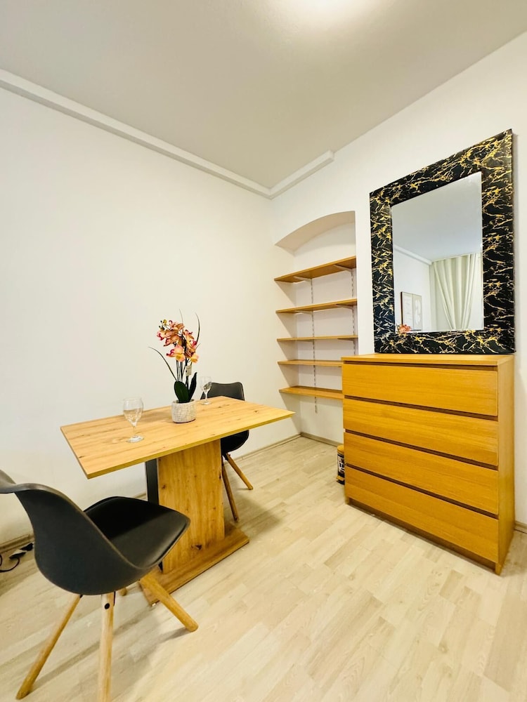 Spacious 7BR Apartment Prime Location