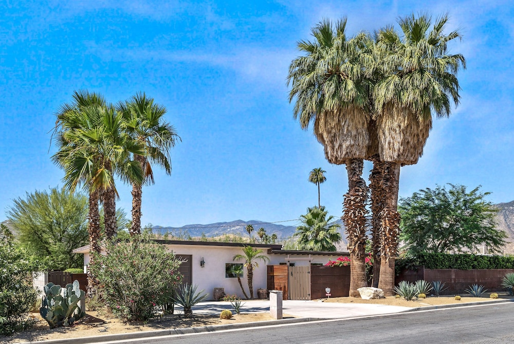 Cozy Desert Bungalow
