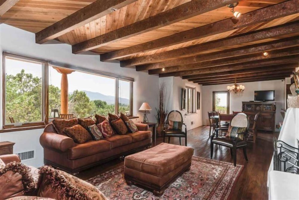 Cielo Lindo - Secluded Southwestern Retreat Within Minutes of Downtown view 5