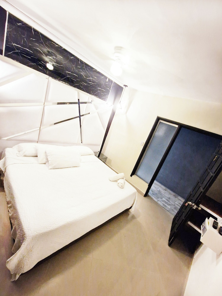 PROMO 18 BDRM Building, Pool+ 5Jacuzzis at Poblado