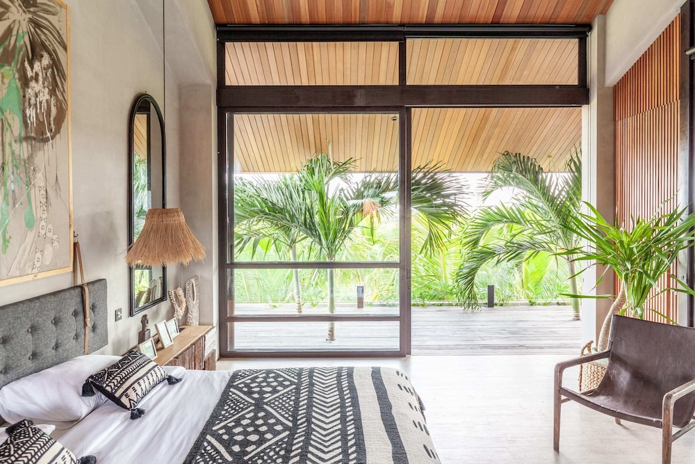 Exceptional Architect's 5BR Villa, an Oasis Gem in Canggu Centre view 5