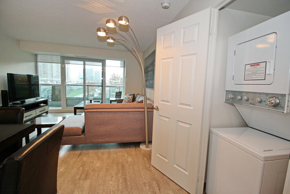 Executive 3BR next to Scotia Arena - Image 4