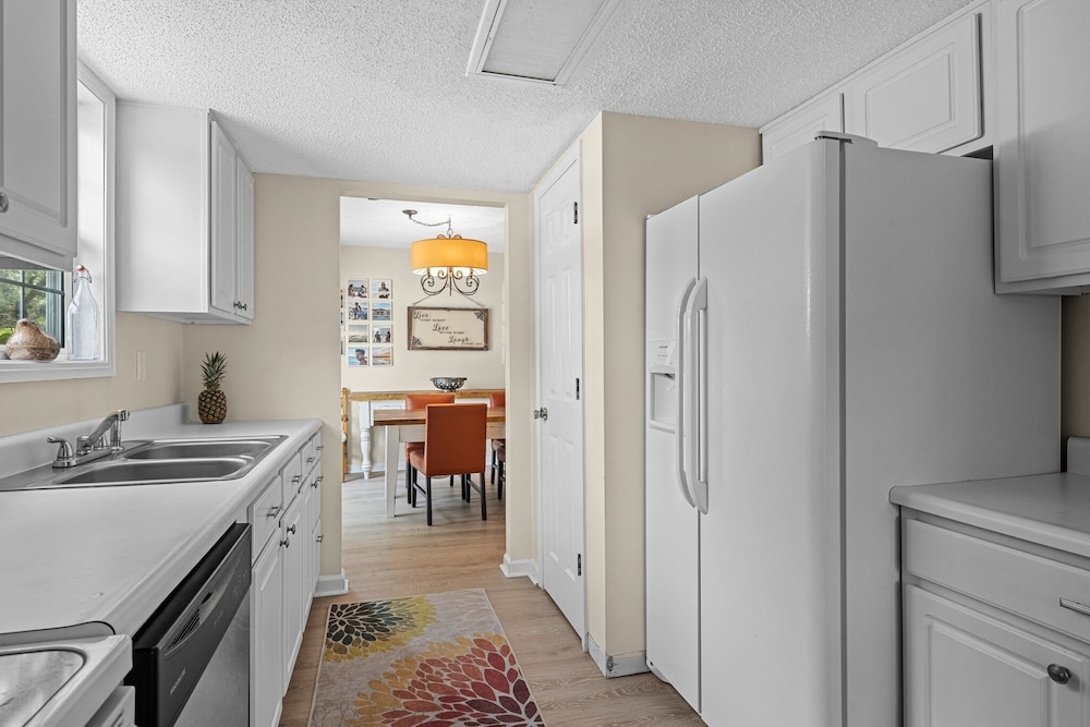 High Tider 3 Bedroom Home by RedAwning view 4