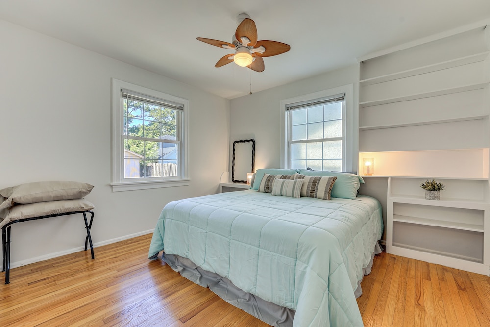 4 Mi to Dtwn Jacksonville: Chic Home w/ Porch!