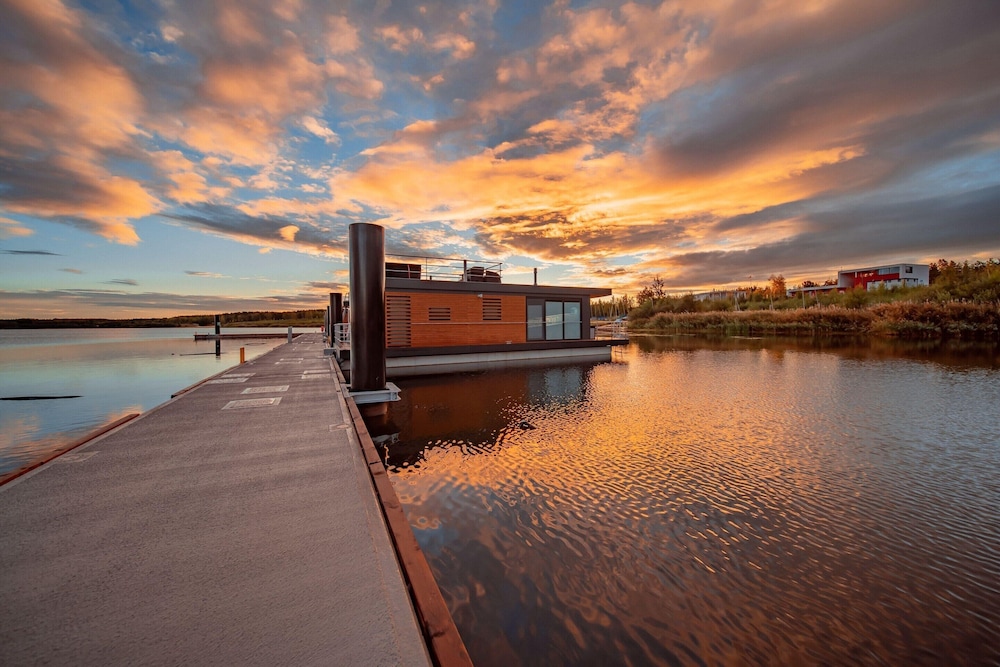 Floating House at Lake Barwalder See