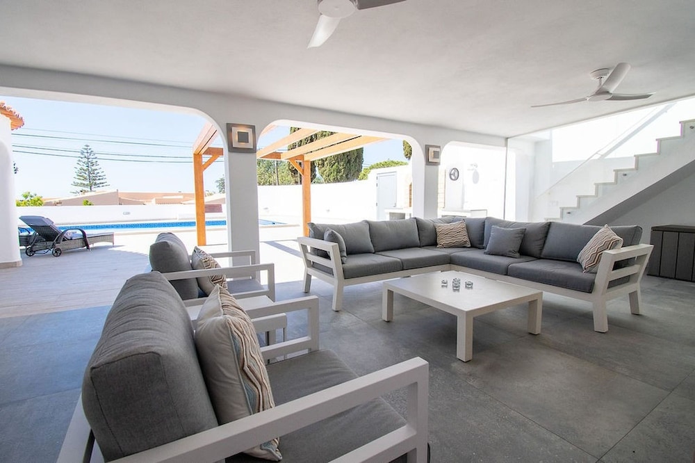Lavanda Magnificent Five Bedroom Villa in Carvoe