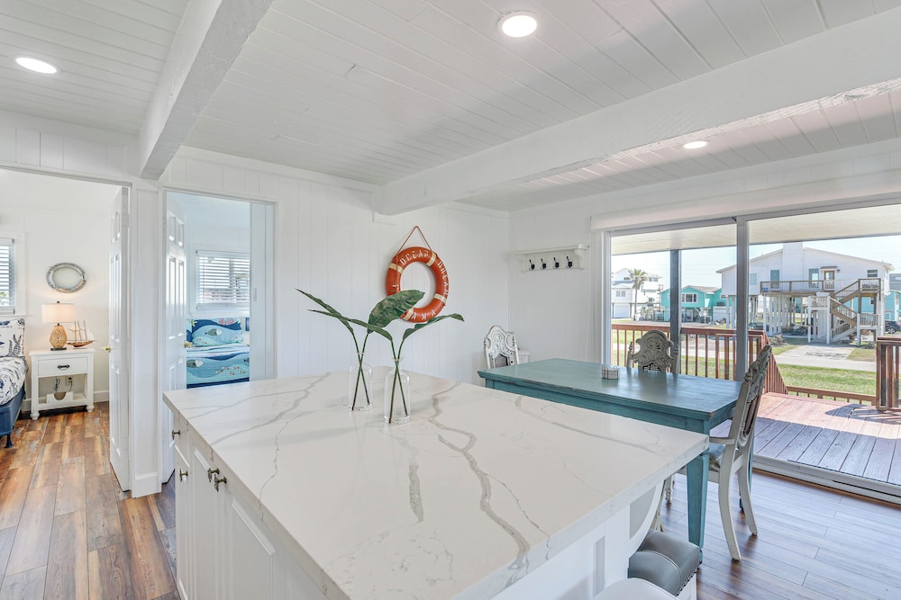 Pet-friendly Galveston Home: Walk to Beaches!