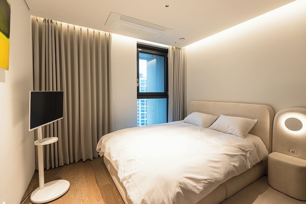 Caelum Black Gangnam Luxury Apt