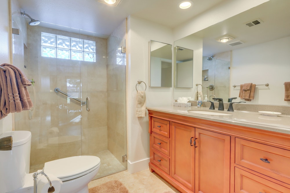 Spacious Condo w/ Mtn Views in Palm Desert!