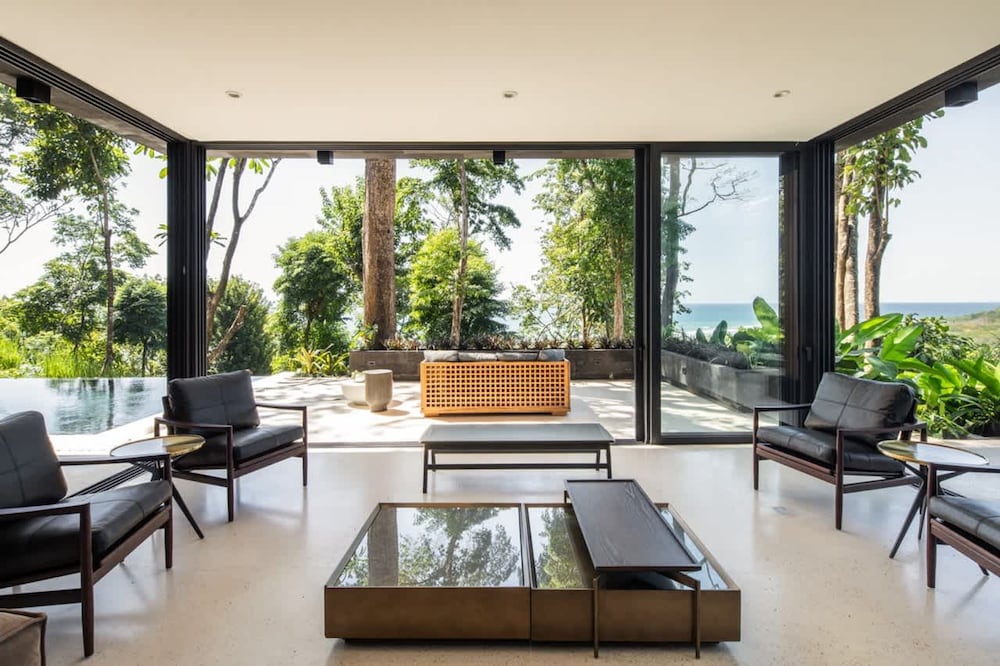 w Spectacular 4BR Villa in Costa Rica