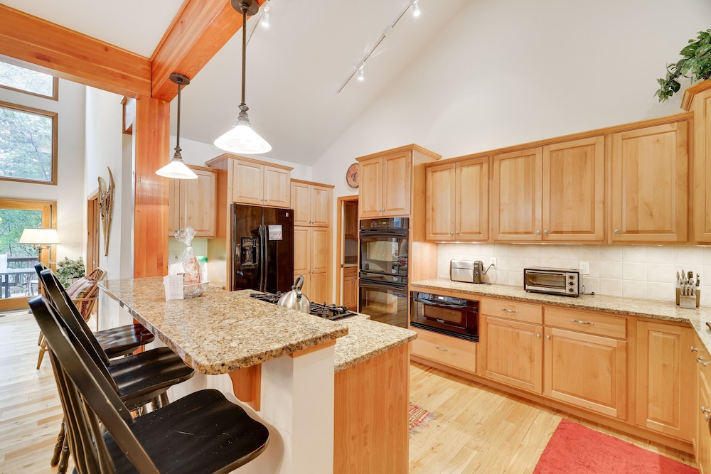 Elk Hollow by Avantstay Lakefront Chalet w Game Room Fire Pit