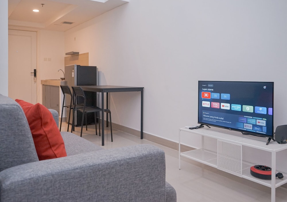 Spacious And Homey Studio Loft At Kingland Avenue Apartment