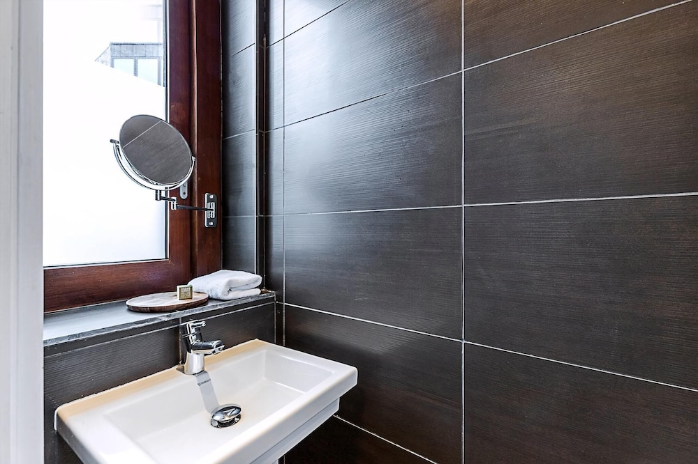 Modern & Airy 2-bed Gem in Trendy Stoke Newington