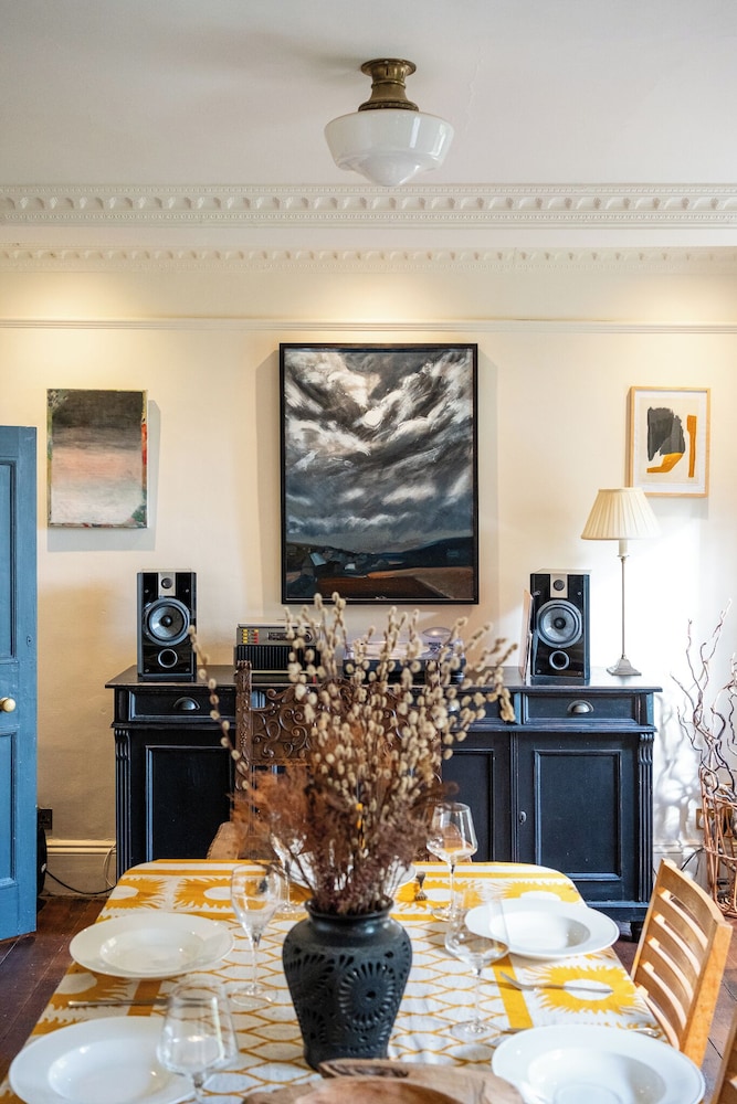 Stunning 8-Bedroom Home in Painswick