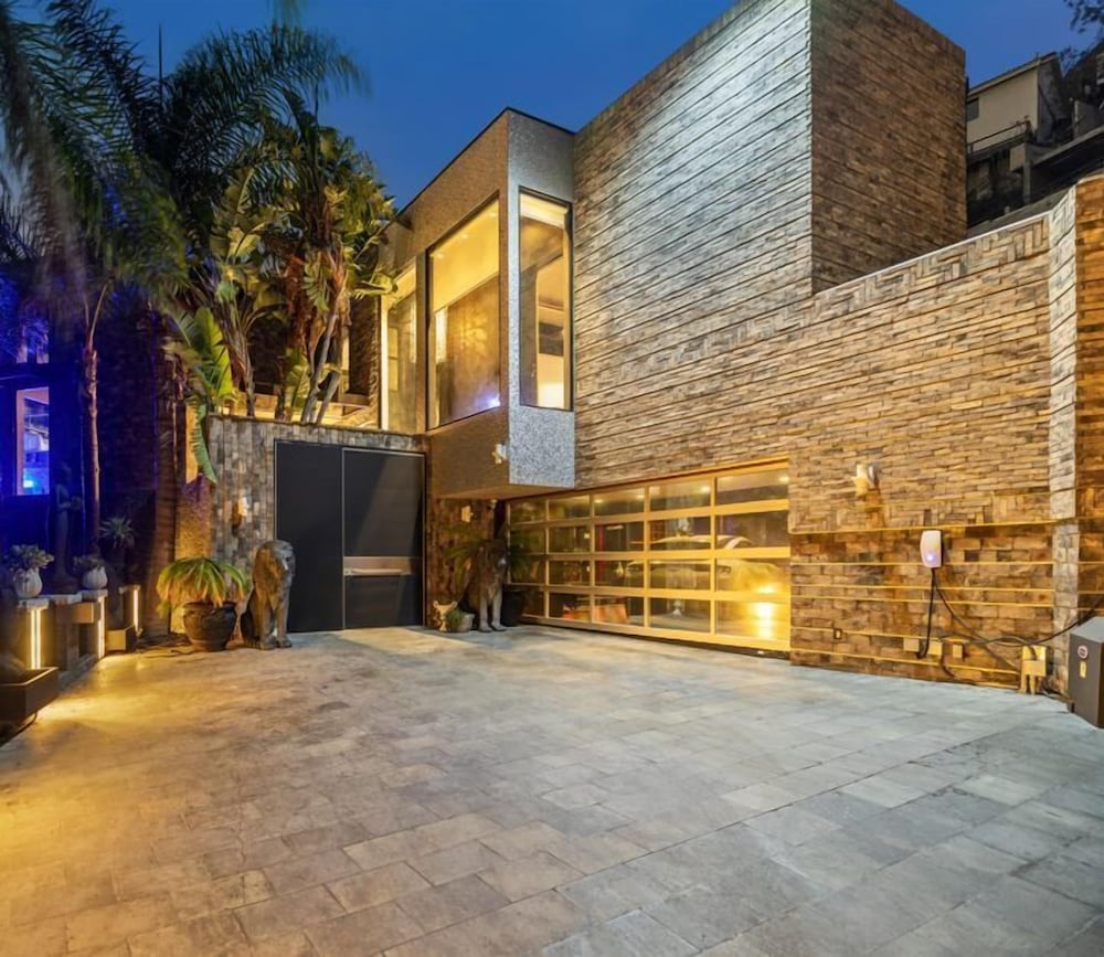 Villa Kaleida - Sleek Modern Sunset Villa With Eclectic Style & Infinity Pool