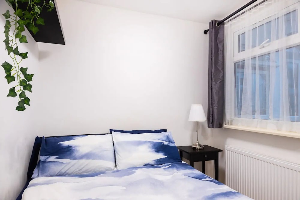 Stylish 2 Bedroom Apartment in the Heart of Shepherds Bush