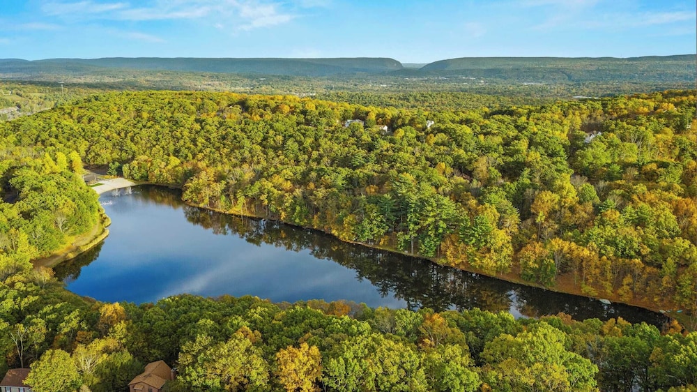Lakeview Retreat w/ Kayaks, Game Room, Firepits Gated Community w/ Lake + Beach Access