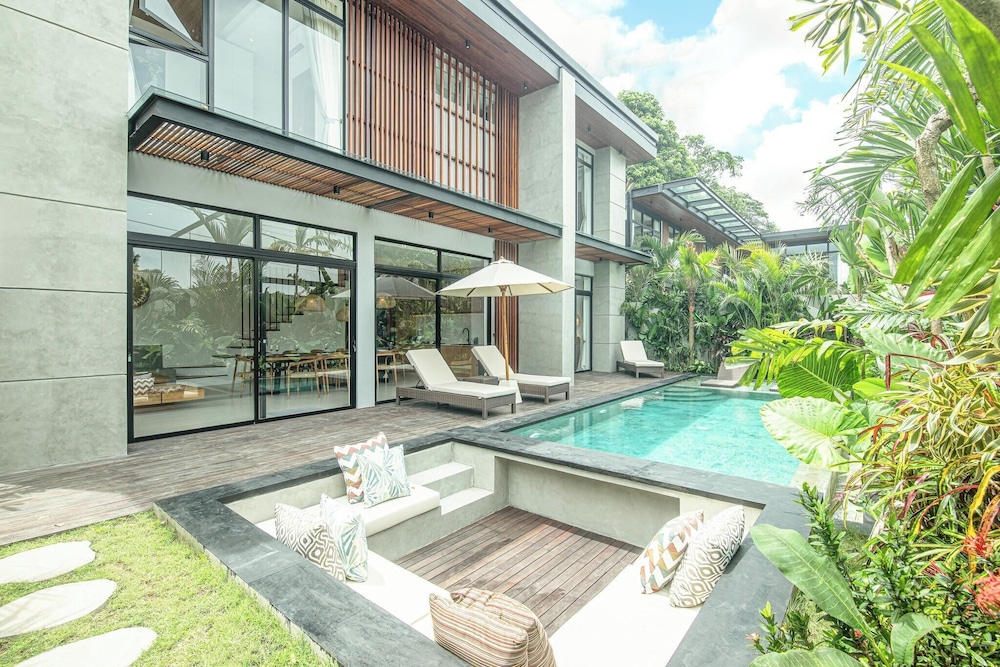 Luxury 5BR Retreat, 400m From Café Del Mar Shore