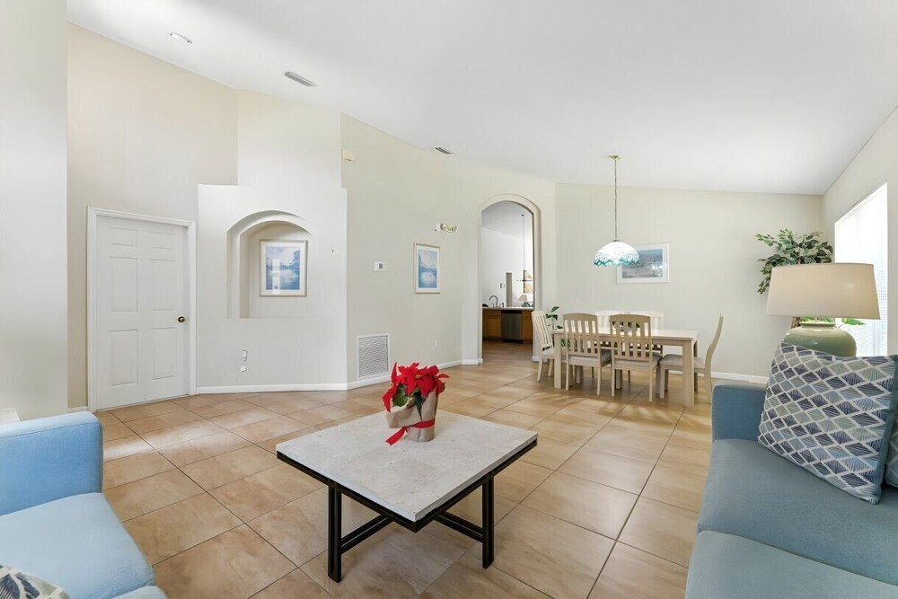 Cozy 4BR Villa w/ Priv Pool Lake Berkley Resort