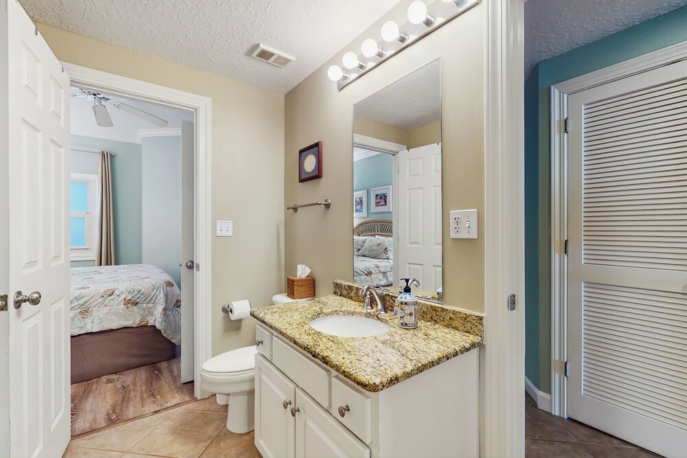 4BR Condo w/ Gulf Views & Amenities