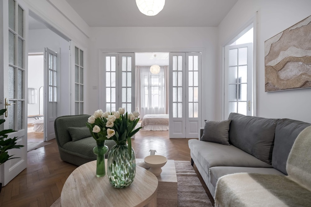 Calea 3BR Victoriei Stunner - Two Living Rooms - Balconies on the Avenue