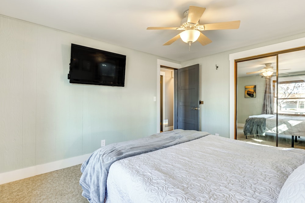 Boat Dock, Hot Tub & Deck: Lakefront Nekoosa Home!