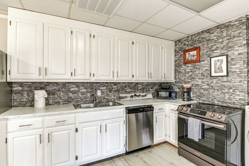 Rustic Cowboy Ranch Retreat: Stay Near Nashville