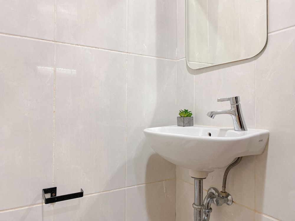 Peach Tone Studio At Evenciio Margonda Apartment