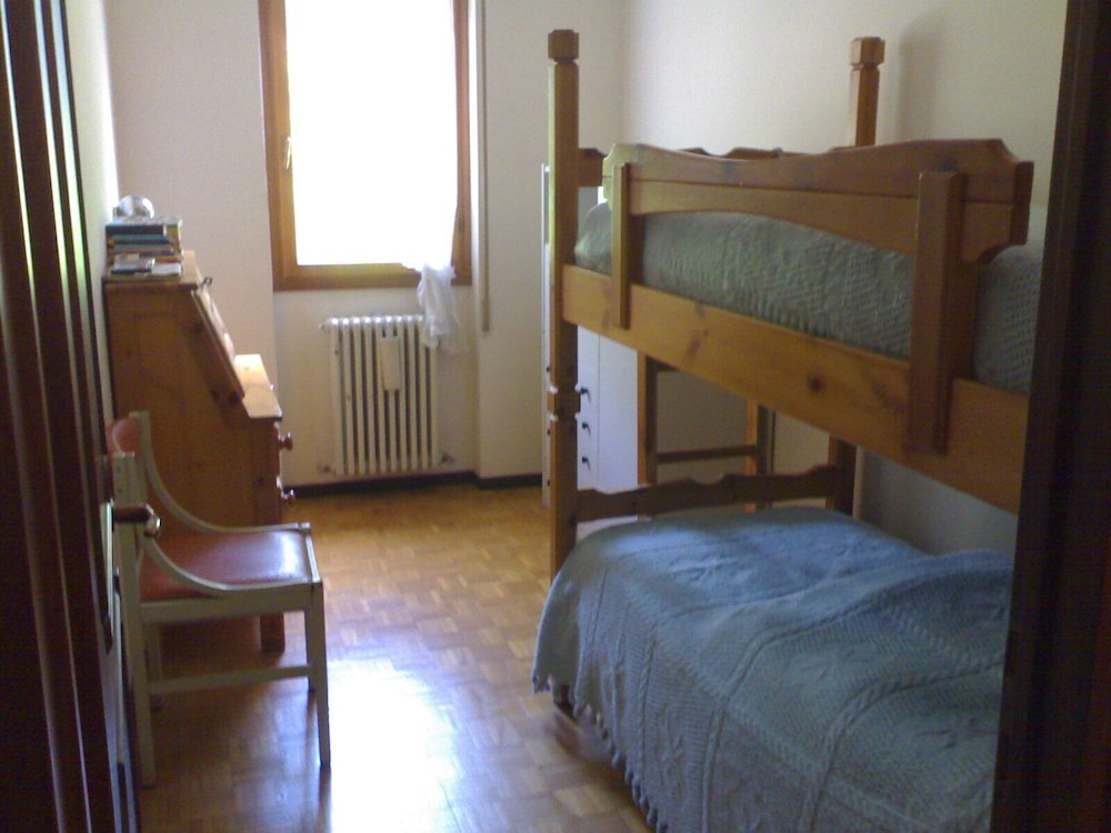 6guests-skiing-mountainviews-fireplace-freeparking view 3