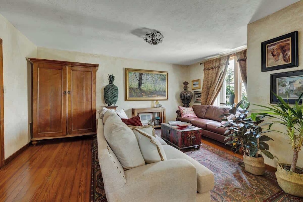 East Suite in Gillespie House -steps to Main Street!
