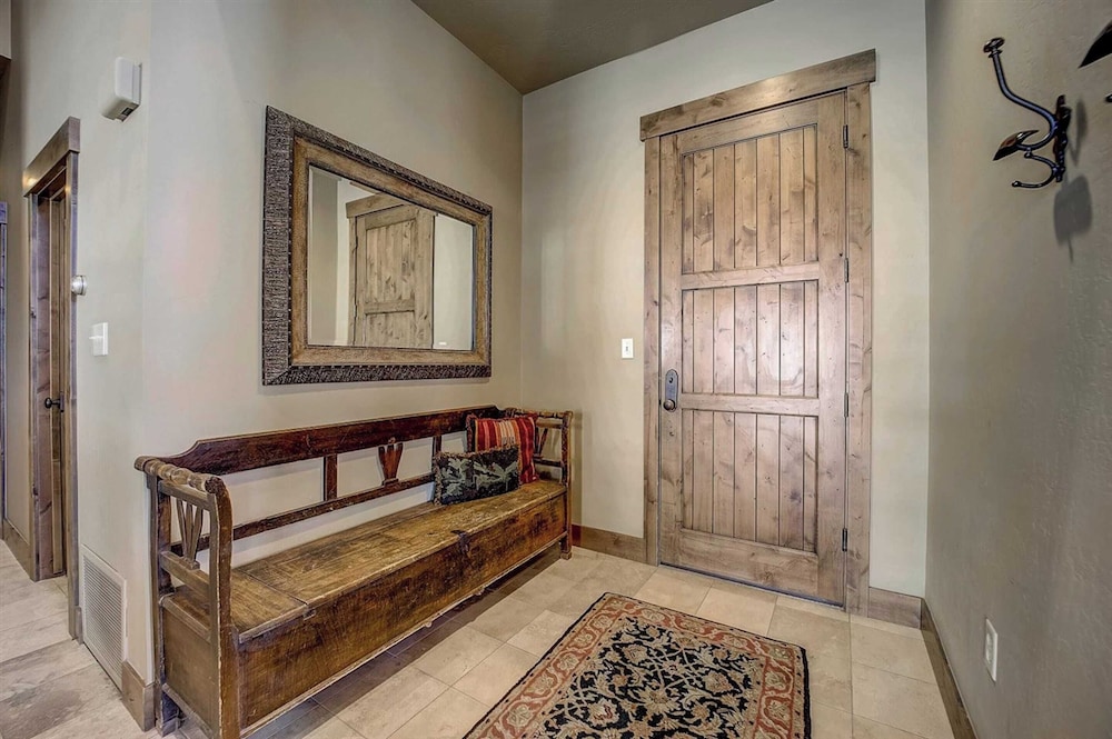 2 Condos Ski-in/ski-out at Deer Valley + Hot Tubs Mont Cervin by Avantstay