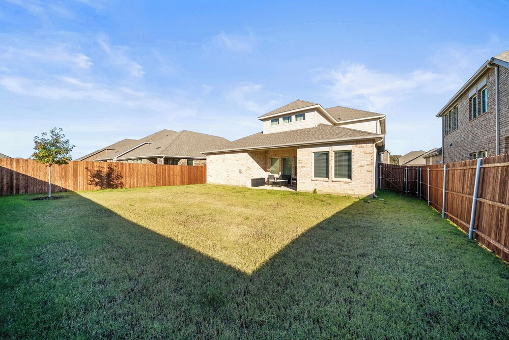 Luxurious 4-Bed Home in Aubrey TX