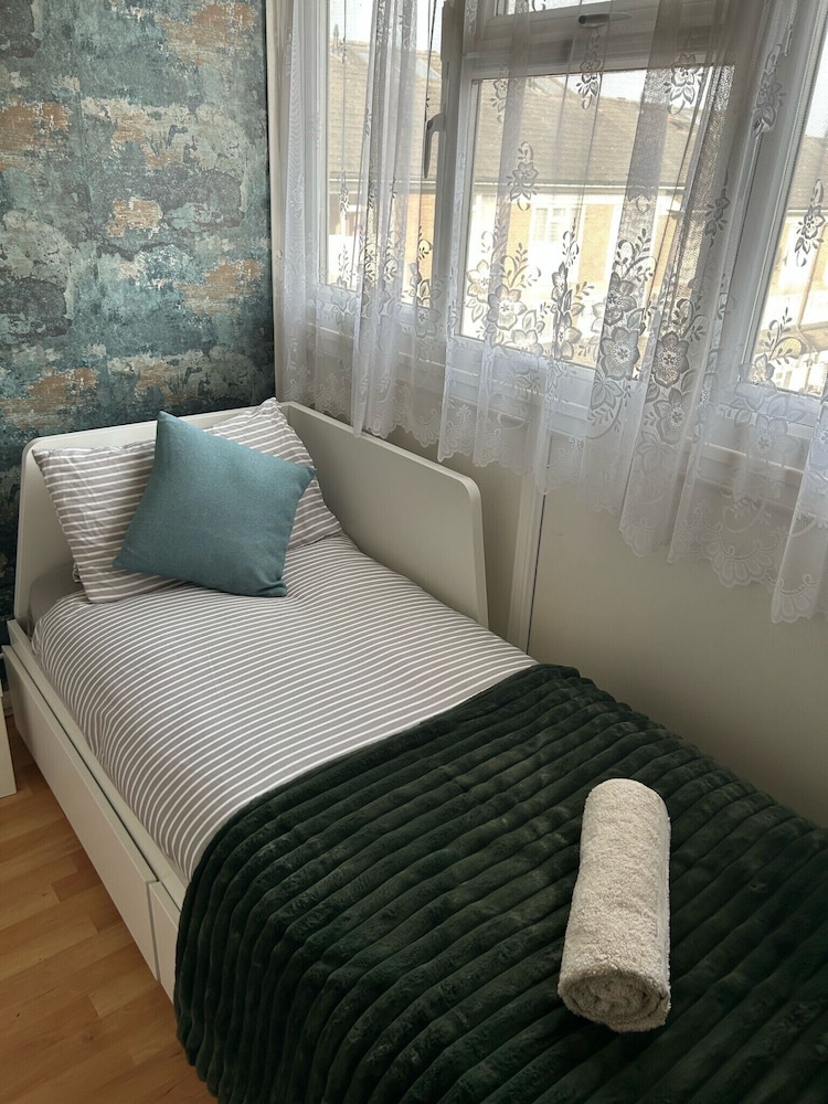 Smethwick - House - Sleeps 8 - Parking