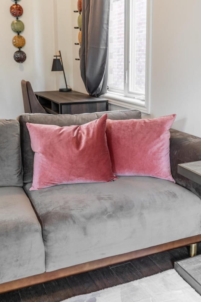 Lakeshore 3BR 2 5BA Townhome 1 min to the Beach - Image 1