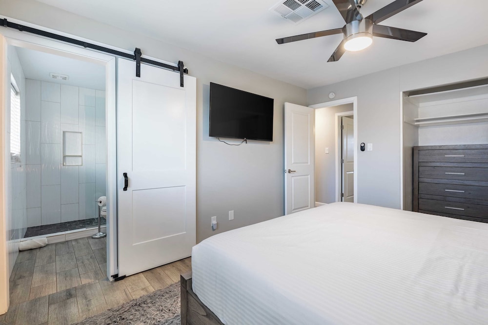 Indianola Oasis Private Pool, Outdoor Living & Old Town Access