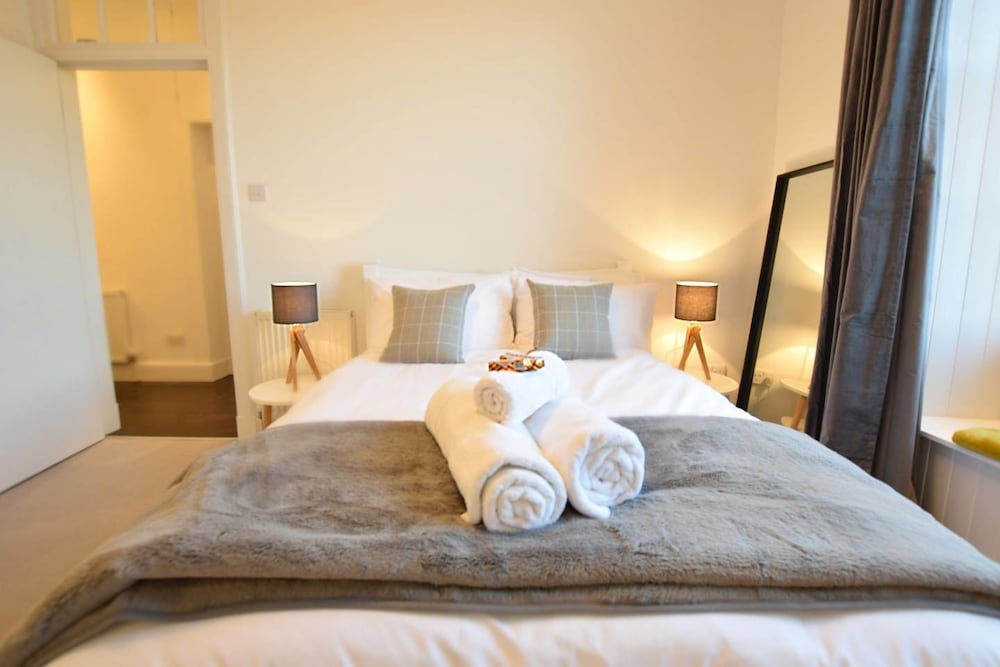 JOIVY City Centre Chic for two Next to Calton Hill view 4