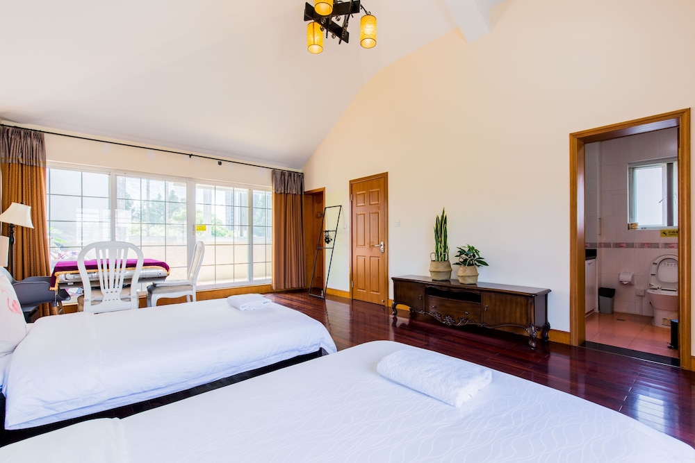 Cambridge Villa with 5 BRs