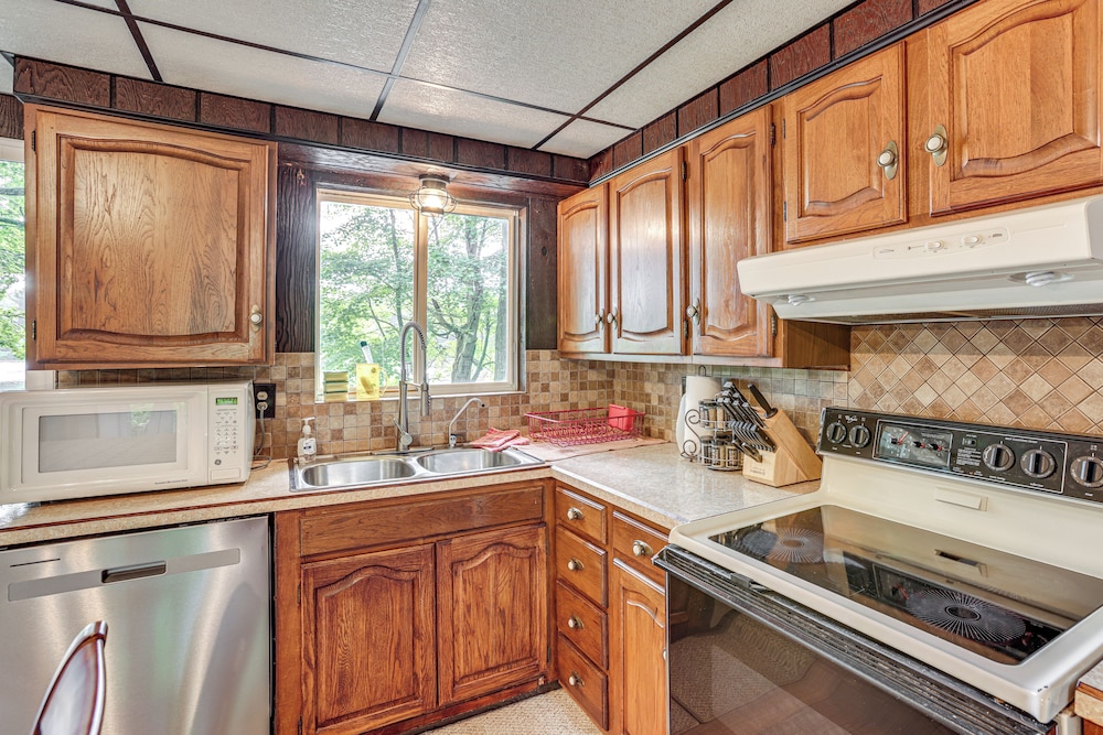 Lakefront Home w/ Deck: Central Michigan Escape!