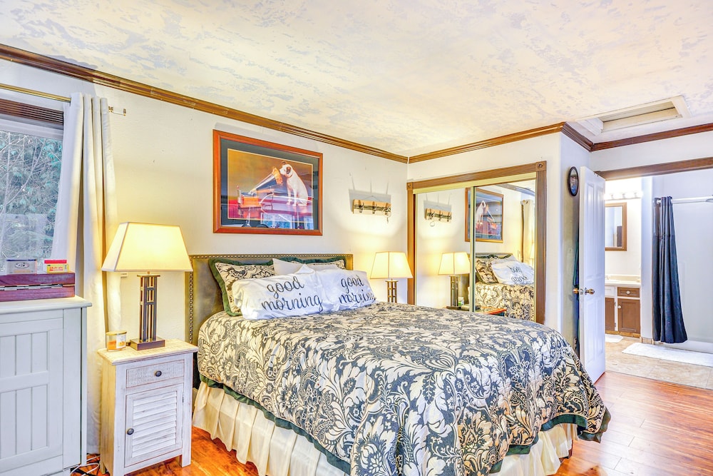 4 Mi to Sandy River Access: Studio w/ Mtn Views!