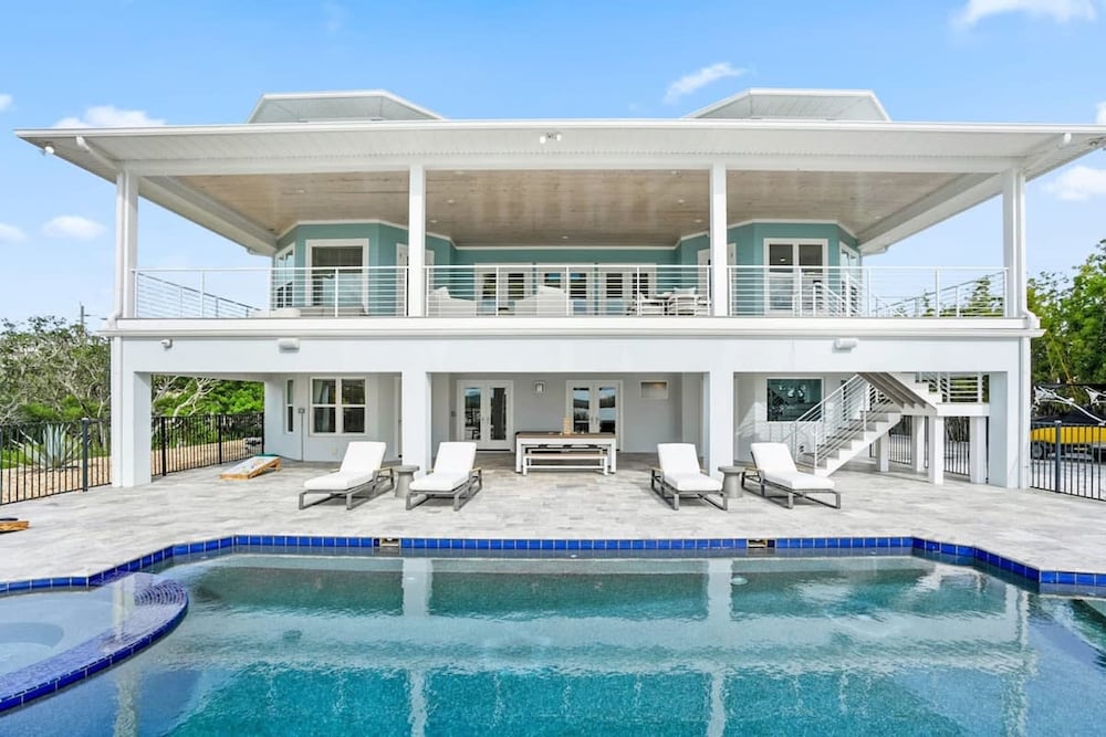 400 Steps to Sand Waterfront Luxury w Dock Pool