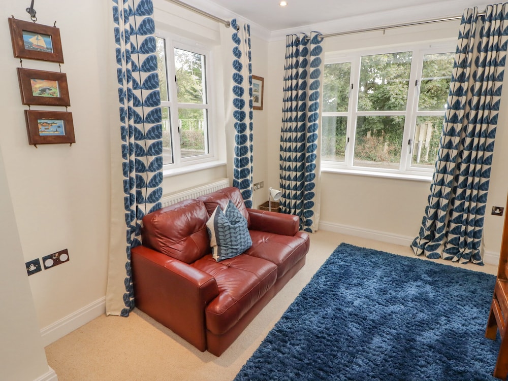 3 Strawberry Close