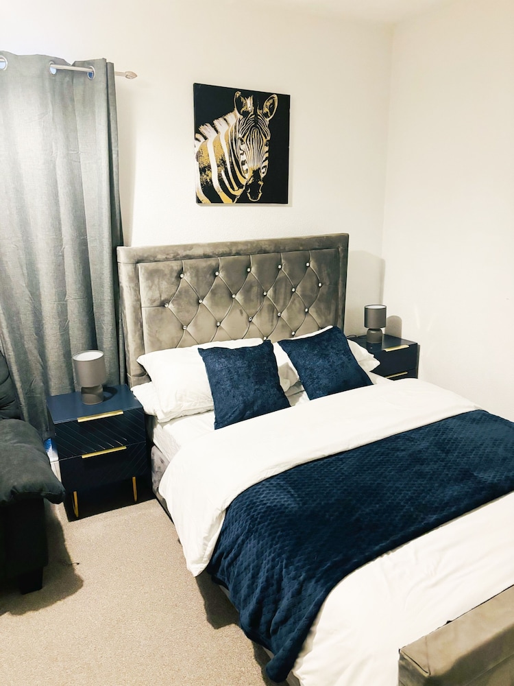 Convenient Home - Sleeps 6 - Parking - Garden