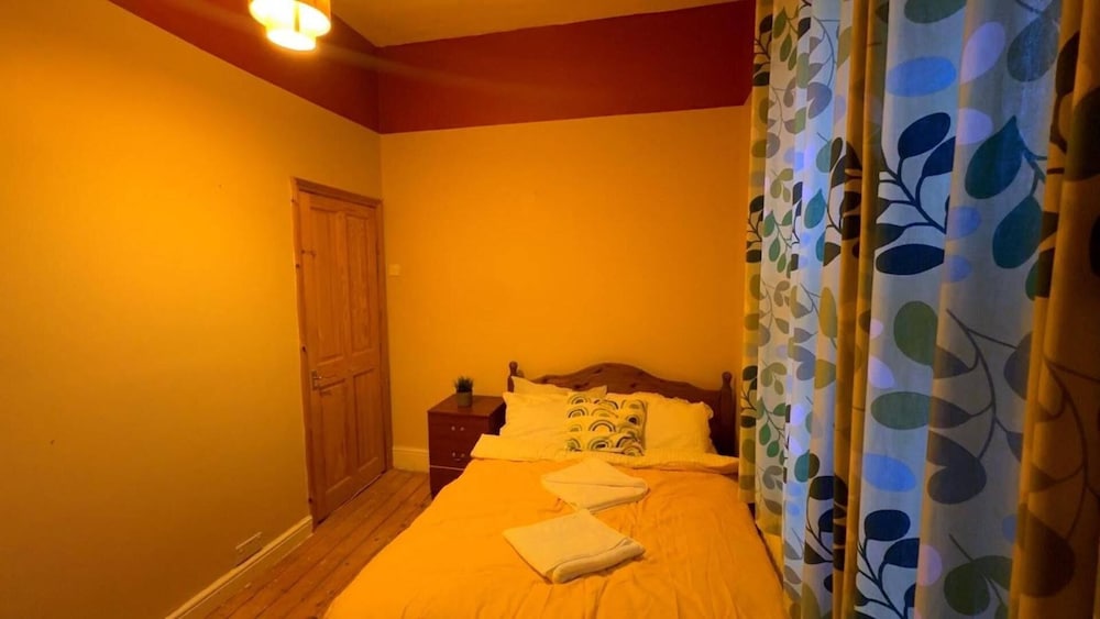 Spacious House- Parking, Garden & Central Location
